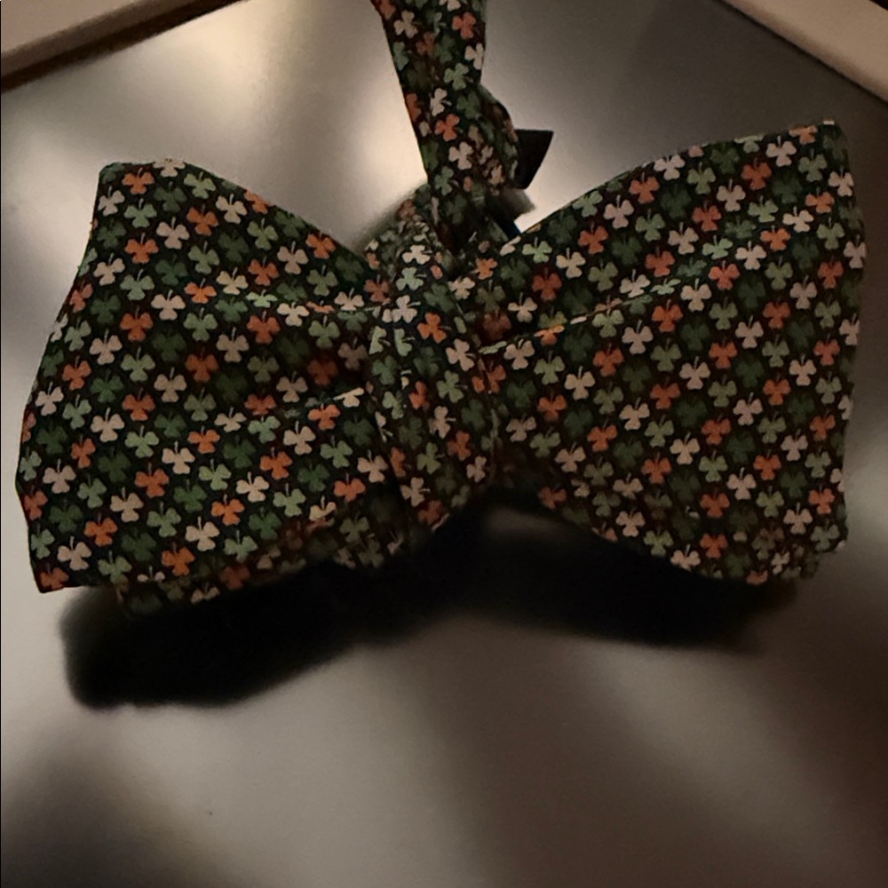 Vineyard Vines Blue Clover Bow Tie